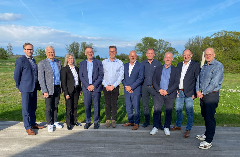 Group photo – from left to right: Mads Engberg, MD Autig, Per Boye Rasmussen, Robert Bosch A/S, Christina Jørgensen, CSO Dinex, Thomas Jensen, MD CAC, Brian Thaysen, MD Avant Denmark, Klavs T. Pedersen, CEO Nissens Automotive, Søren Johansen, MD Hella Denmark, Lars Bertz Thomsen, MD Hella Gutmann Solutions, Torben Pagh, CEO JP Group and Per Flensted, MD Dometic Denmark. 